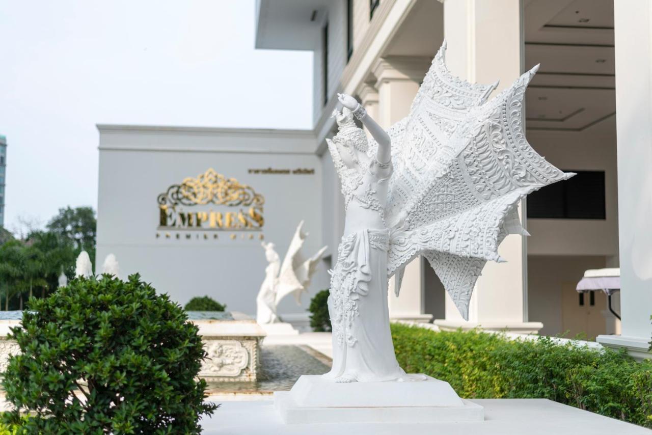 The Empress Premier Chiang Mai - Sha Extra Plus Εξωτερικό φωτογραφία The statue of King Narai the Great at the Narai Hotel
