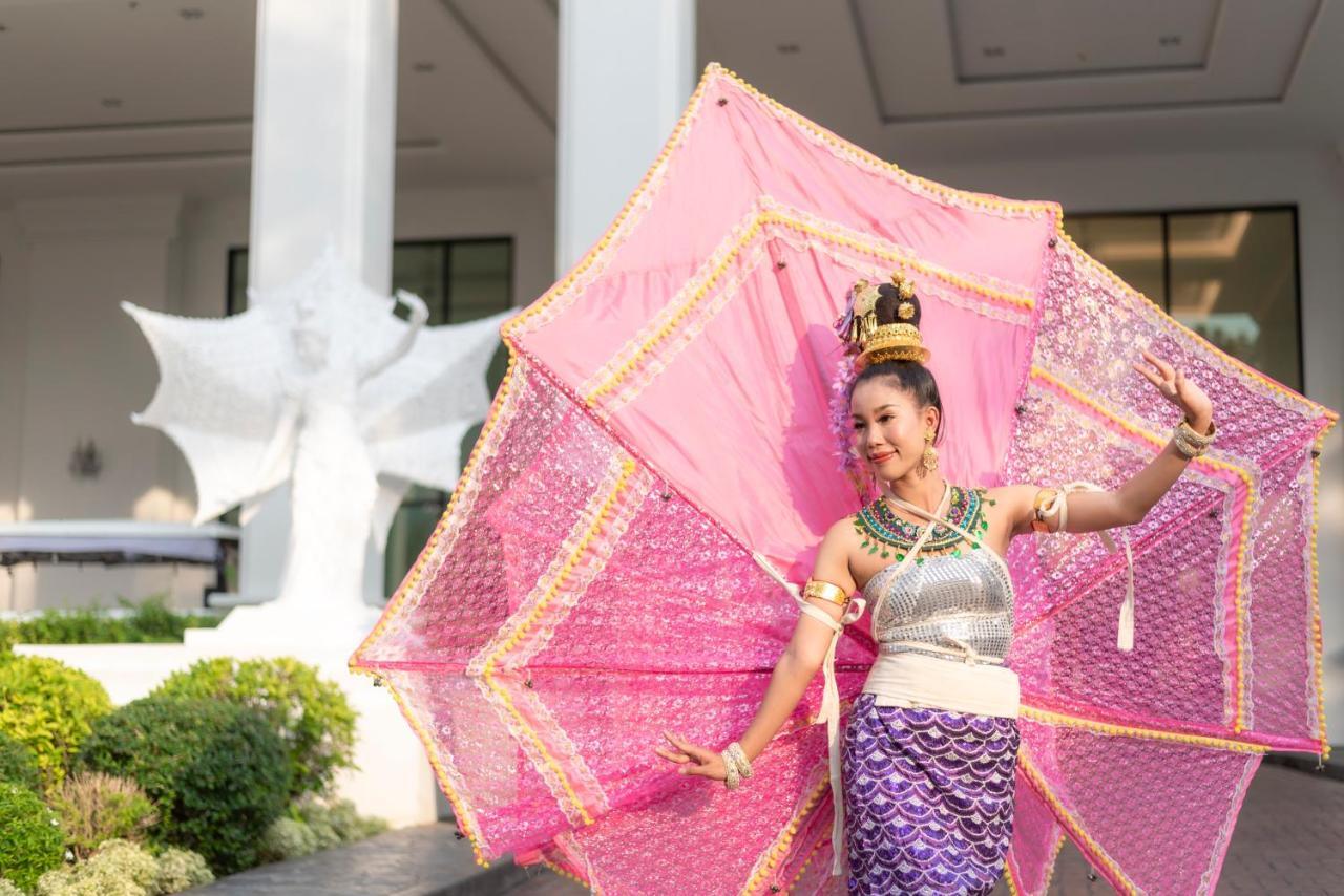 The Empress Premier Chiang Mai - Sha Extra Plus Εξωτερικό φωτογραφία A dancer in traditional Thai attire
