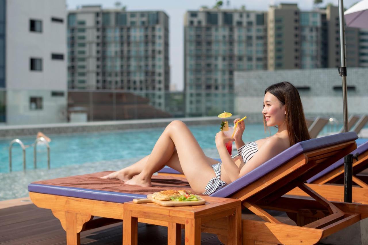 The Empress Premier Chiang Mai - Sha Extra Plus Εξωτερικό φωτογραφία A woman sunbathing