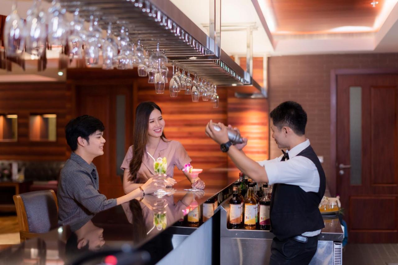The Empress Premier Chiang Mai - Sha Extra Plus Εξωτερικό φωτογραφία A bartender at work