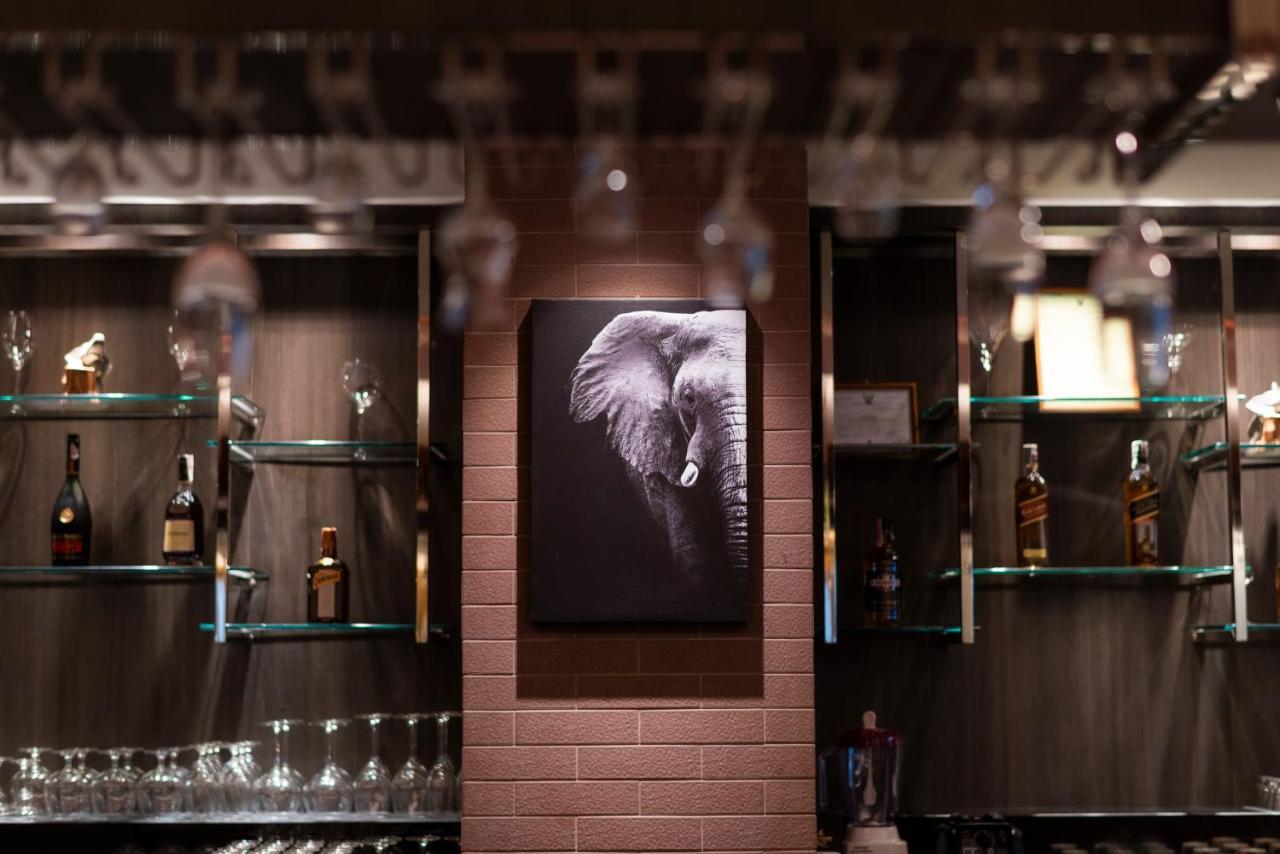 The Empress Premier Chiang Mai - Sha Extra Plus Εξωτερικό φωτογραφία The bar at the Elephant House