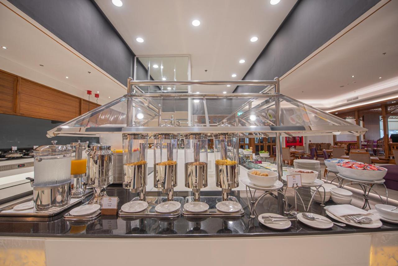 The Empress Premier Chiang Mai - Sha Extra Plus Εξωτερικό φωτογραφία A buffet at a hotel
